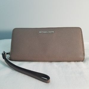 Pearl Grey Micheal Kors Jet Set Wristlet